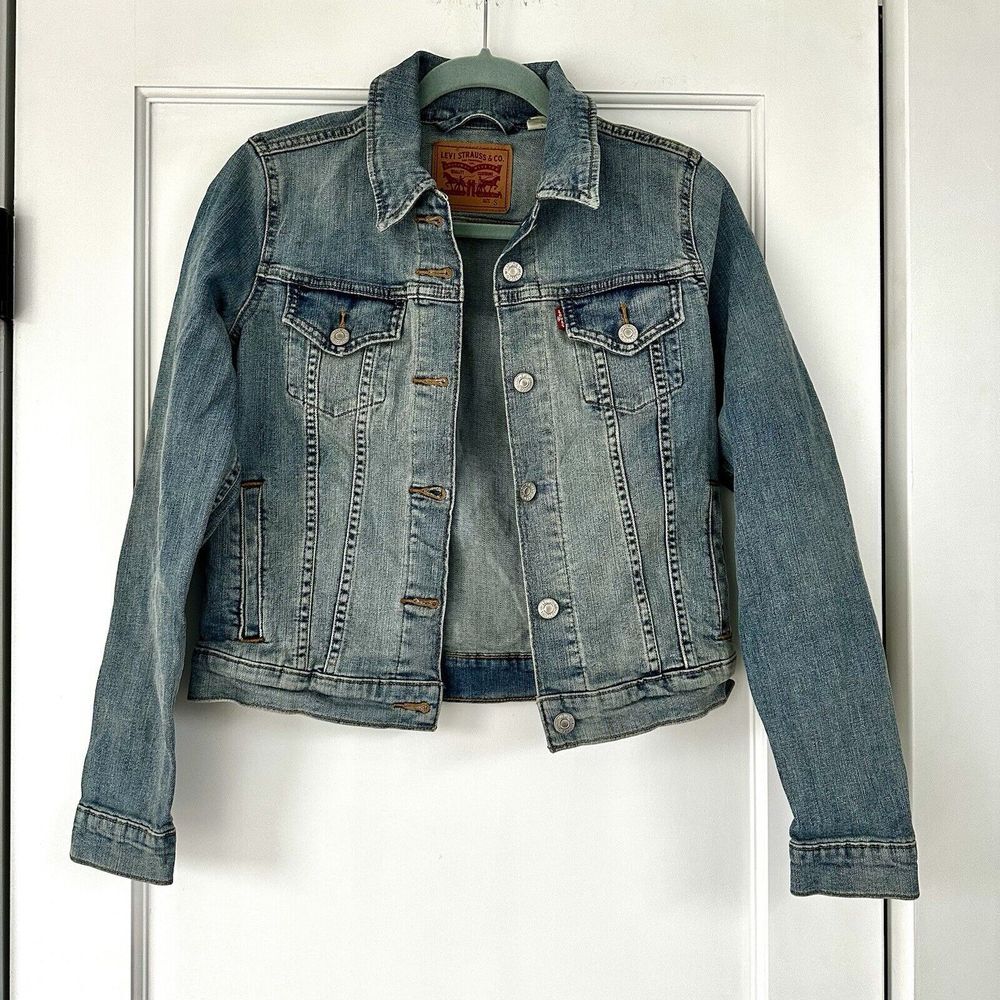 Levi's Classic Trucker Denim Jacket in Medium Wash Size Small‎ PC9- 29945-0012